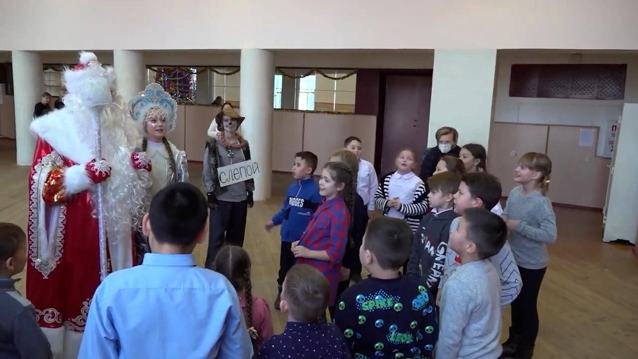 Новогодние развлекательные детские утренники возле елки.