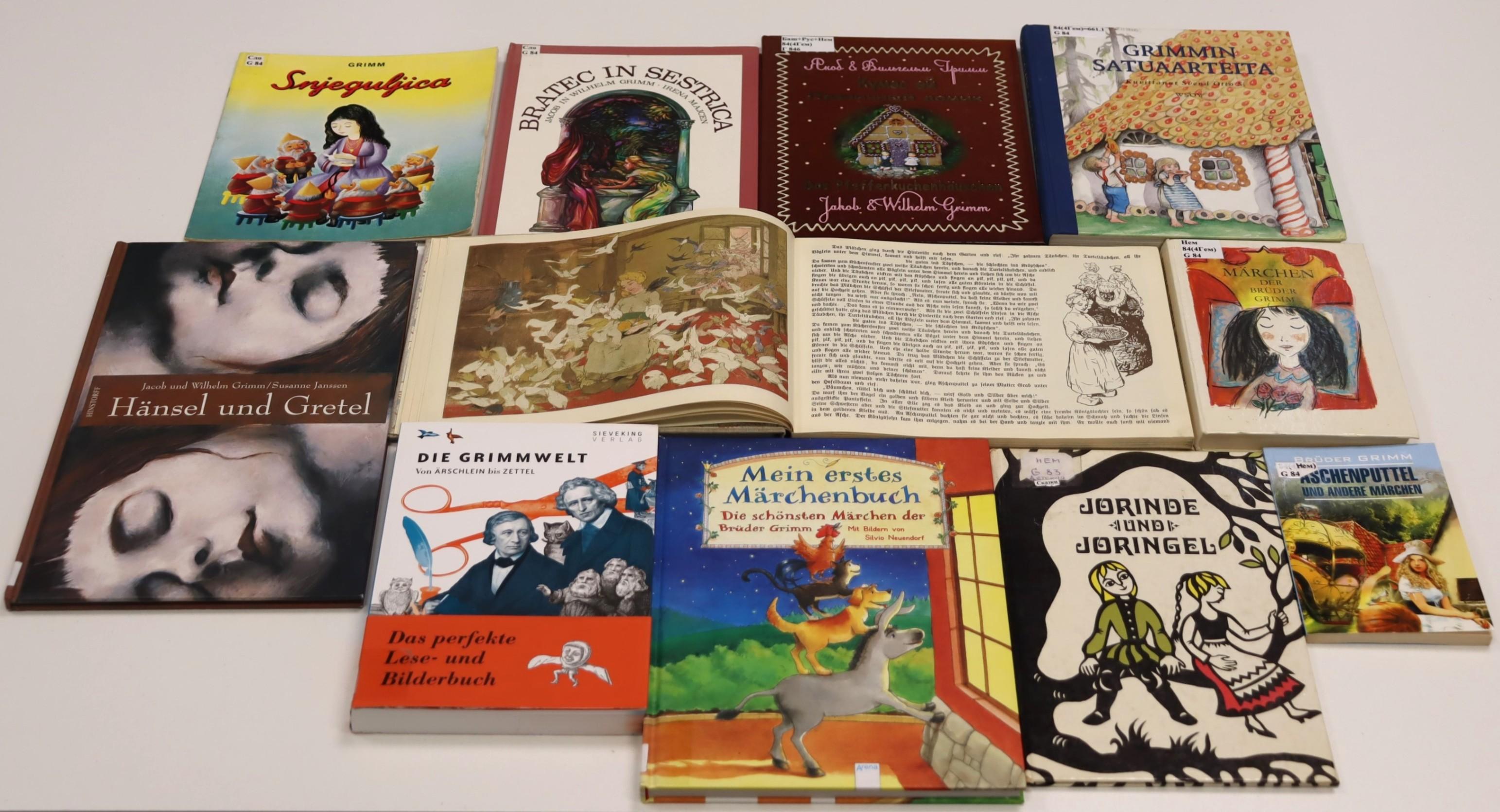 Книжная выставка «Мир сказок братьев Гримм»
