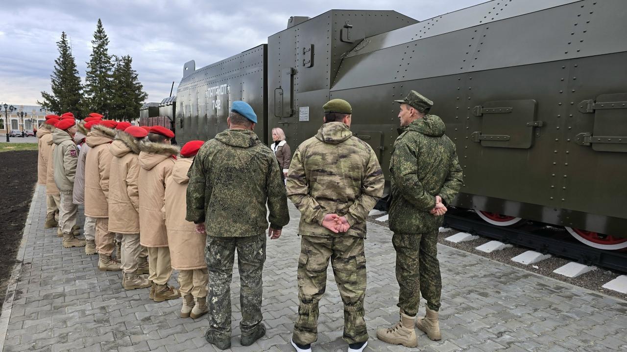 Пешая экскурсия у бронепоезда «Патриот»