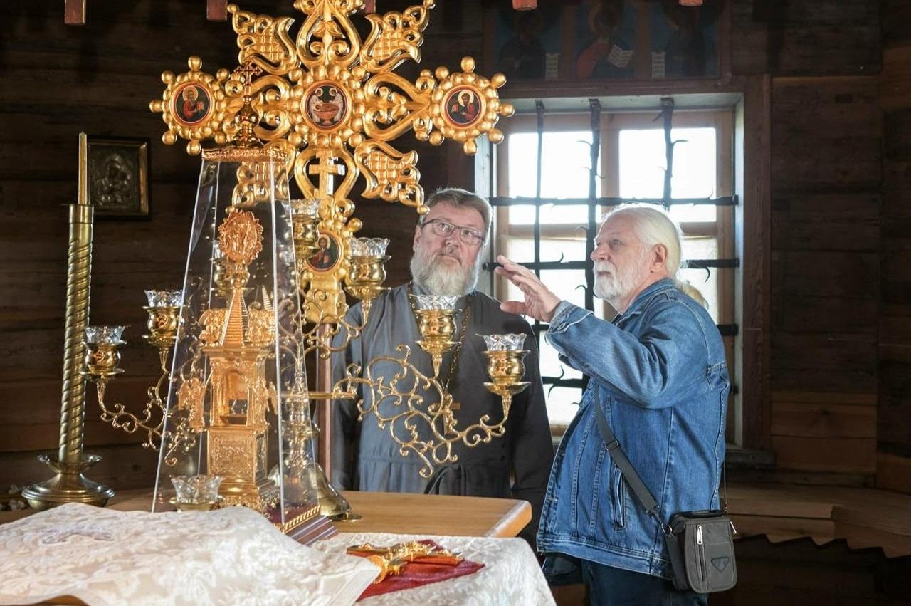 Выставка «Под сенью кижских глав»
