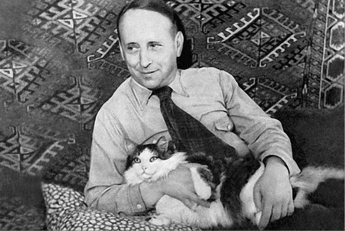 Книжная выставка «Сказочный ларец Евгения Шварца»
